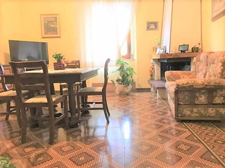 Immagine 2 di Villa in vendita  a Cascina