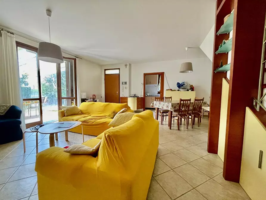 Immagine 2 di Villetta a schiera in vendita  a Calcinaia