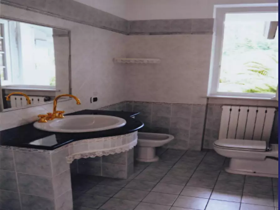 Immagine 8 di Villa in vendita  a Camaiore