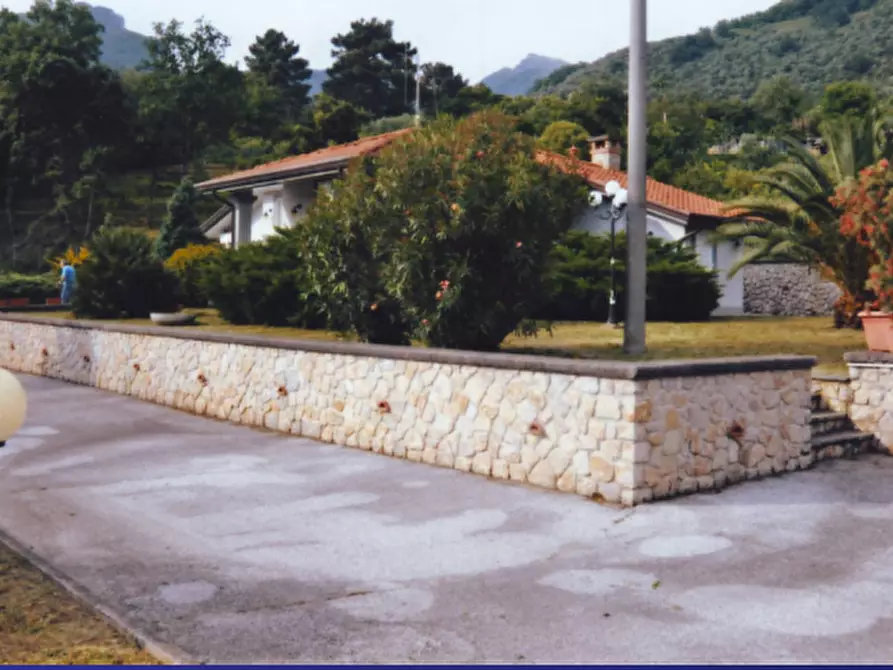 Immagine 2 di Villa in vendita  a Camaiore