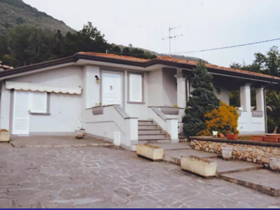 Immagine 4 di Villa in vendita  a Camaiore