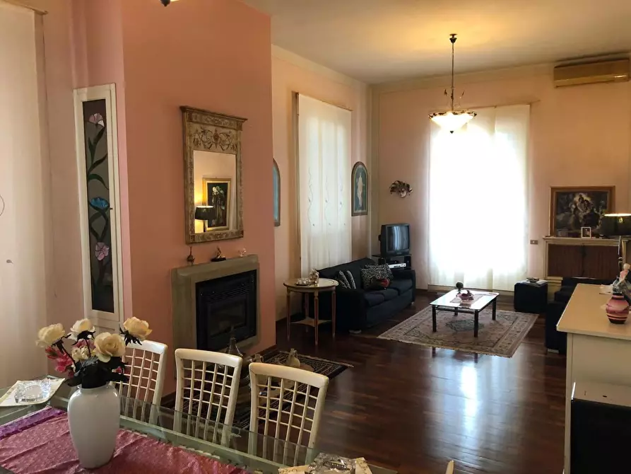 Immagine 2 di Villa in vendita  a Cascina