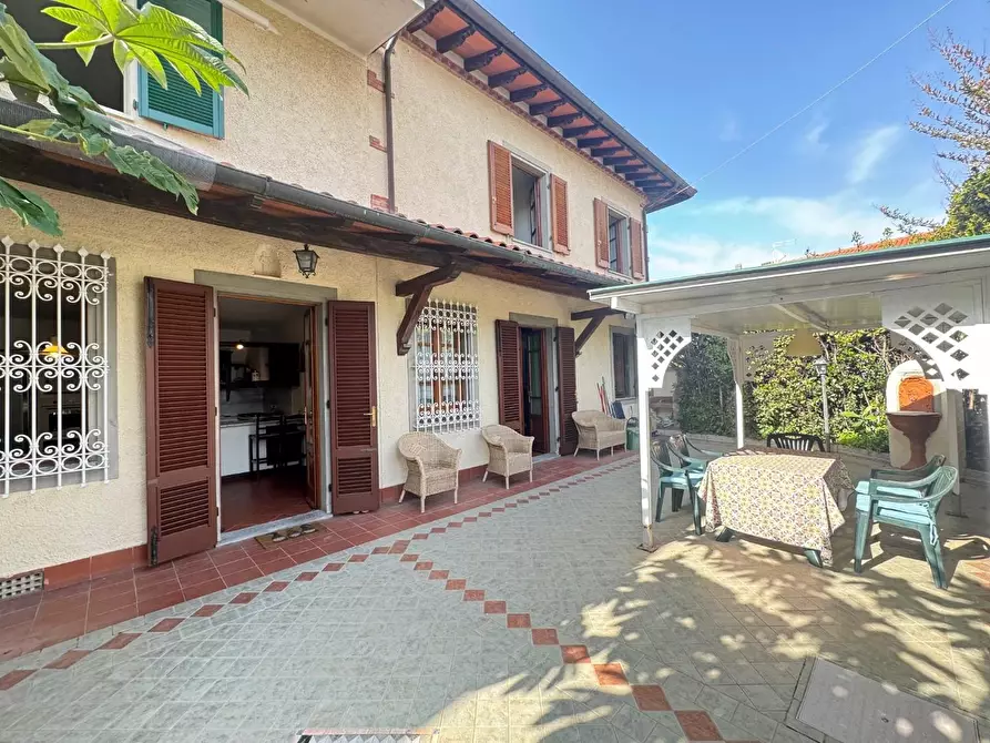 Immagine 1 di Casa bifamiliare in vendita  a Forte Dei Marmi