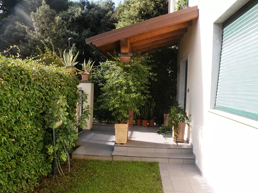 Immagine 2 di Casa bifamiliare in vendita  a Massa