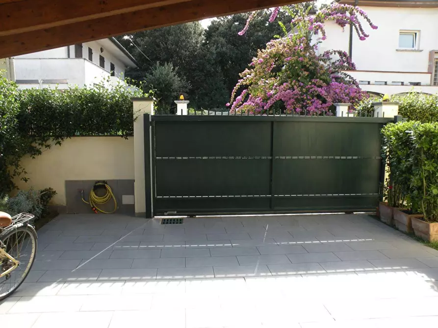 Immagine 5 di Casa bifamiliare in vendita  a Massa