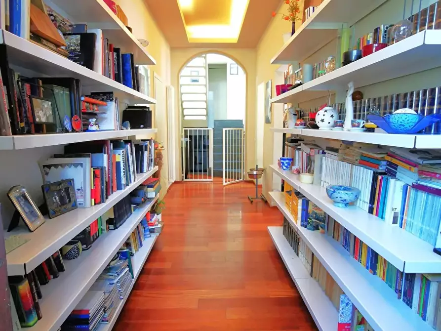 Immagine 2 di Villa in vendita  a Cascina