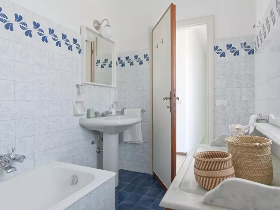 Immagine 11 di Palazzo in affitto  a Forte Dei Marmi