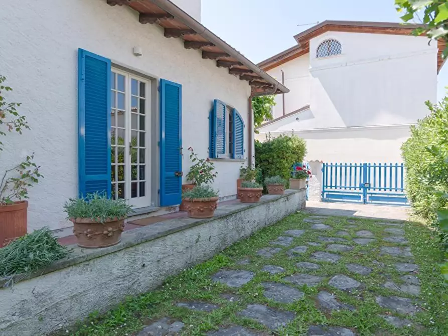 Immagine 2 di Palazzo in affitto  a Forte Dei Marmi