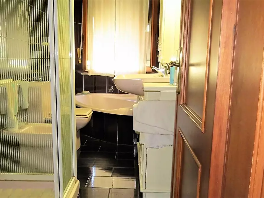 Immagine 9 di Appartamento in vendita  a Massa