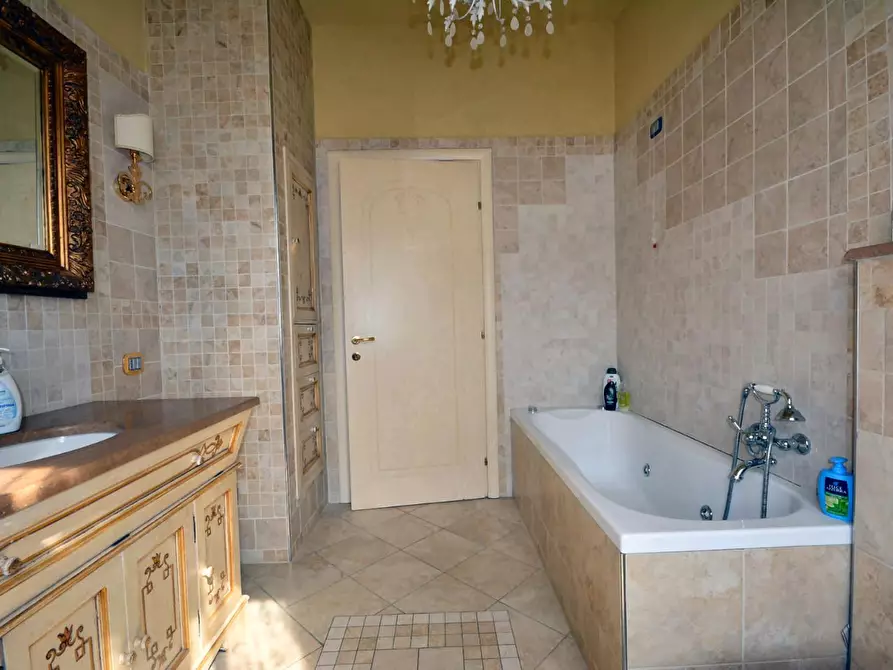 Immagine 11 di Villa in vendita  a Lucca