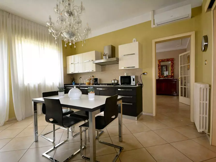 Immagine 7 di Villa in vendita  a Lucca