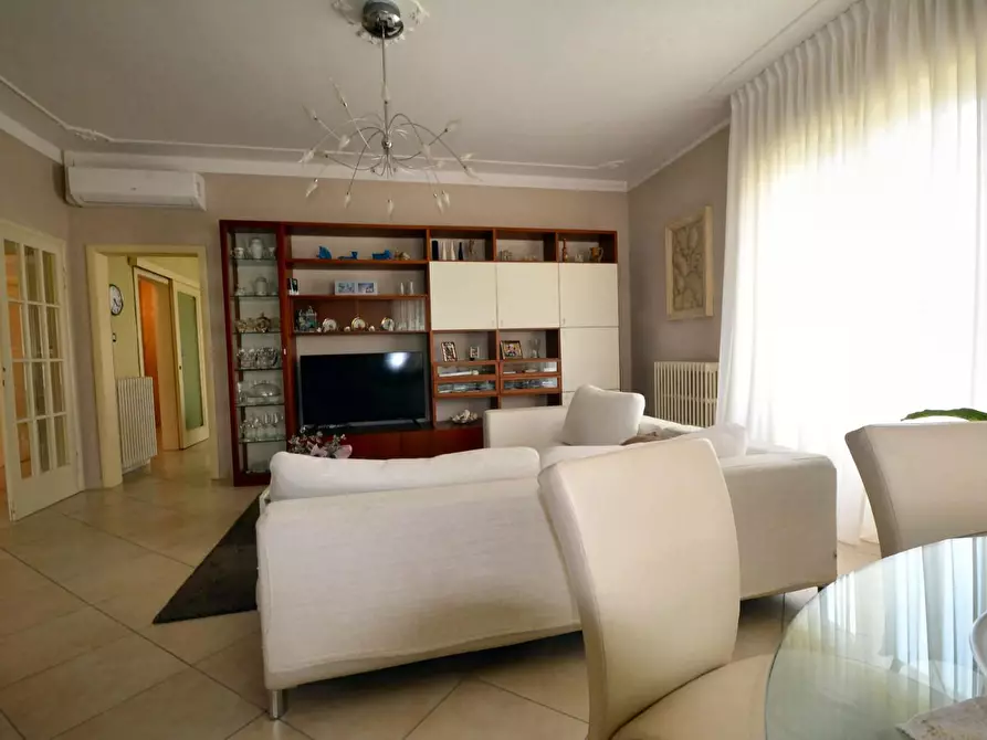 Immagine 3 di Villa in vendita  a Lucca