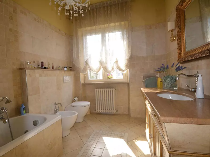 Immagine 10 di Villa in vendita  a Lucca