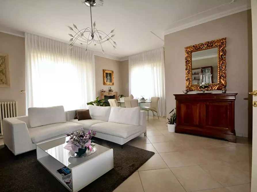 Immagine 2 di Villa in vendita  a Lucca