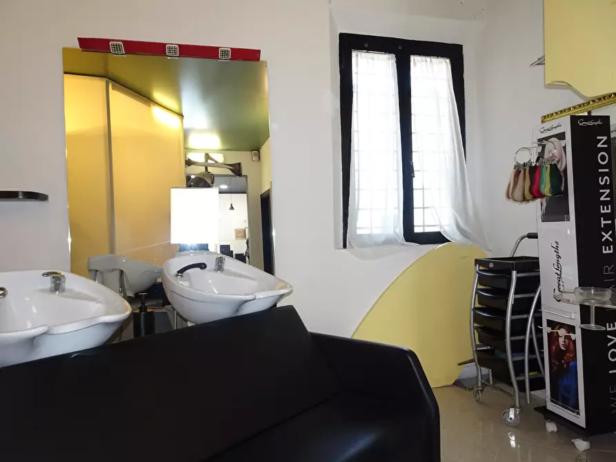 Immagine 8 di Locale commerciale in vendita  a Montopoli In Val D'arno