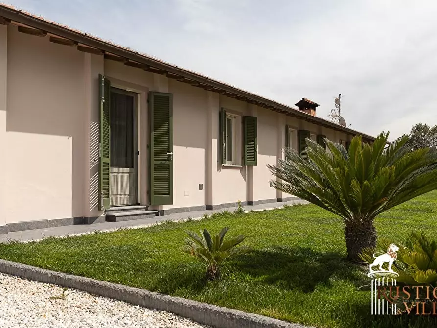 Immagine 11 di Villa in vendita  a Pisa