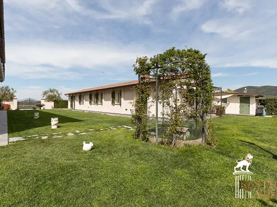 Immagine 7 di Villa in vendita  a Pisa