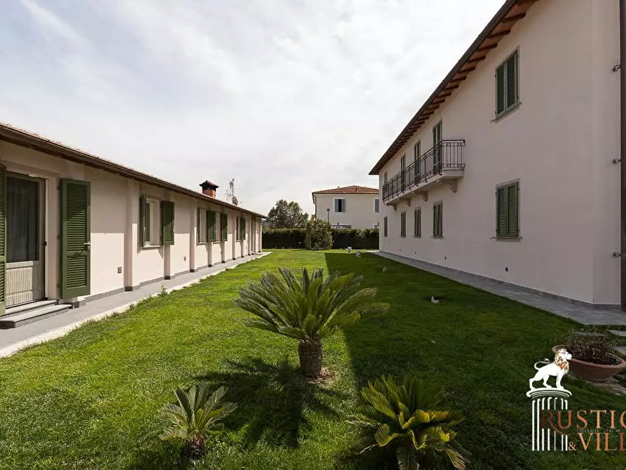 Immagine 12 di Villa in vendita  a Pisa