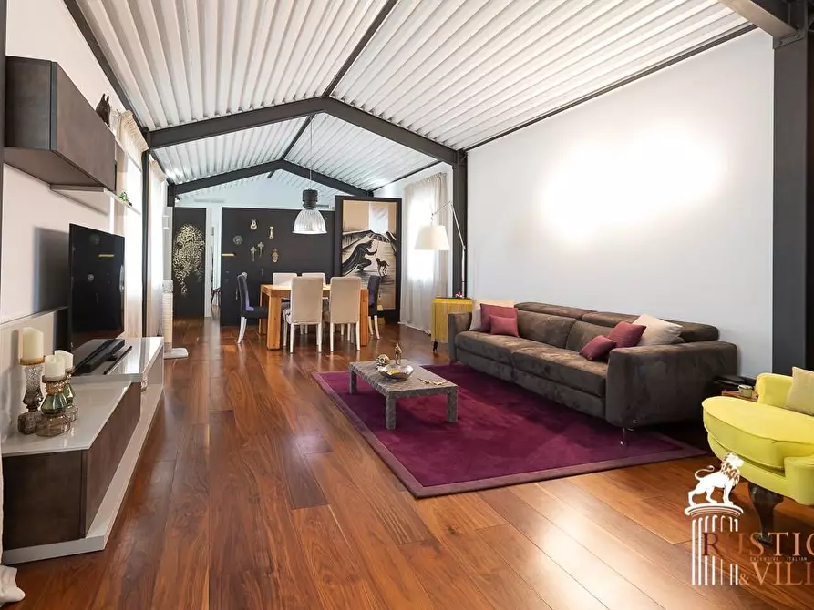 Immagine 13 di Villa in vendita  a Pisa