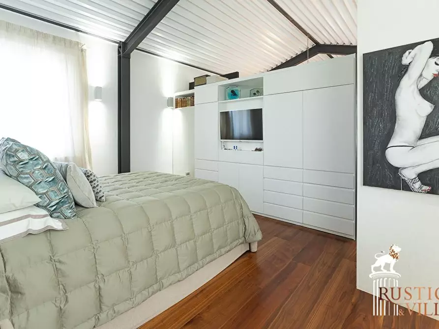 Immagine 21 di Villa in vendita  a Pisa