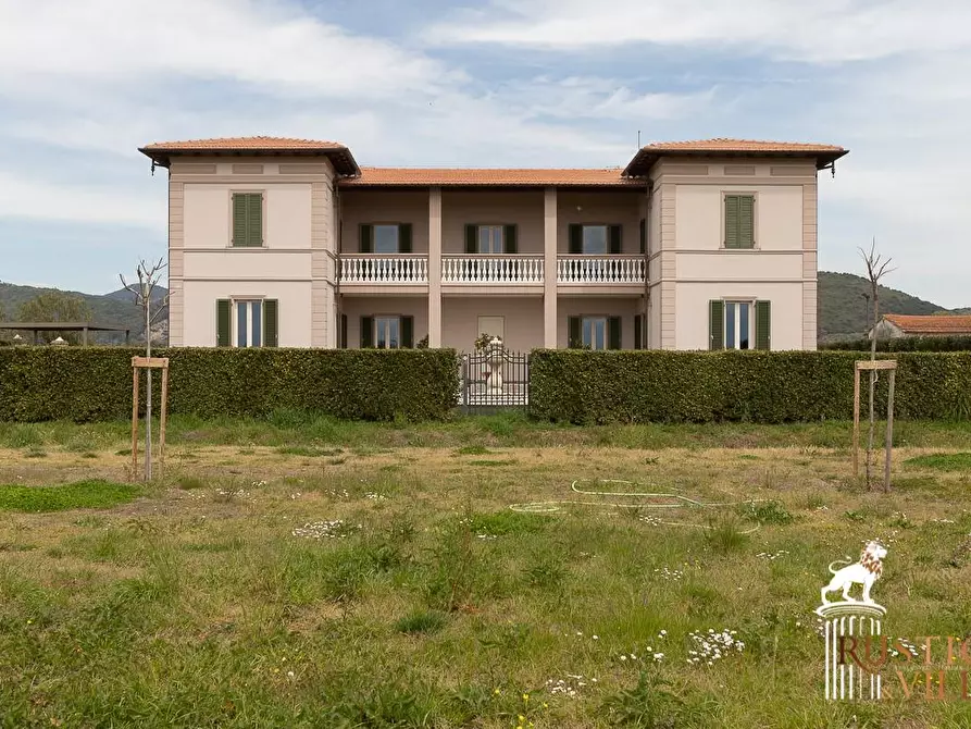 Immagine 2 di Villa in vendita  a Pisa