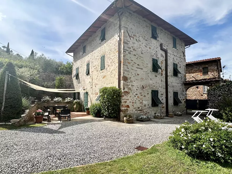 Immagine 1 di Villa in vendita  a Capannori