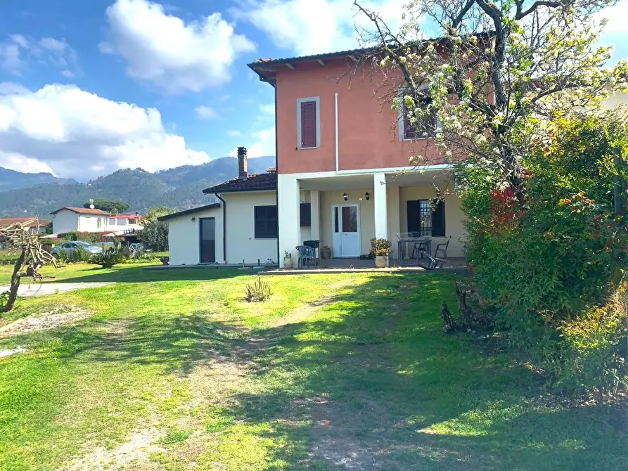 Immagine 1 di Casa bifamiliare in affitto  a Montignoso