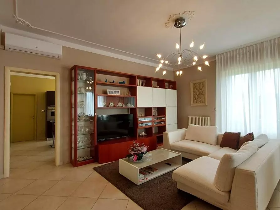 Immagine 7 di Villa in vendita  a Lucca