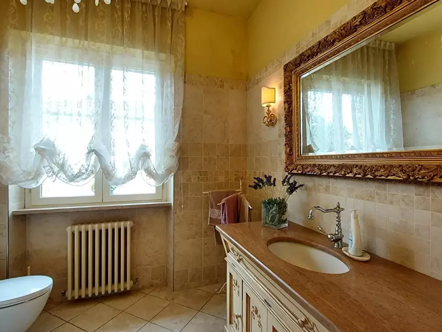 Immagine 4 di Villa in vendita  a Lucca