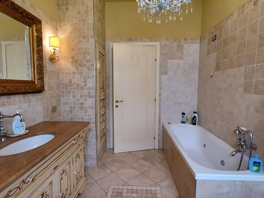 Immagine 14 di Villa in vendita  a Lucca