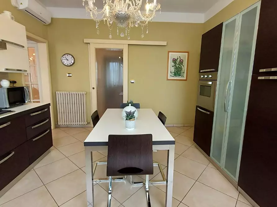 Immagine 2 di Villa in vendita  a Lucca