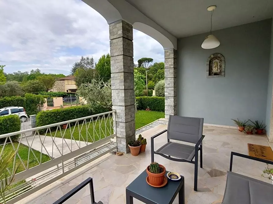 Immagine 21 di Villa in vendita  a Lucca