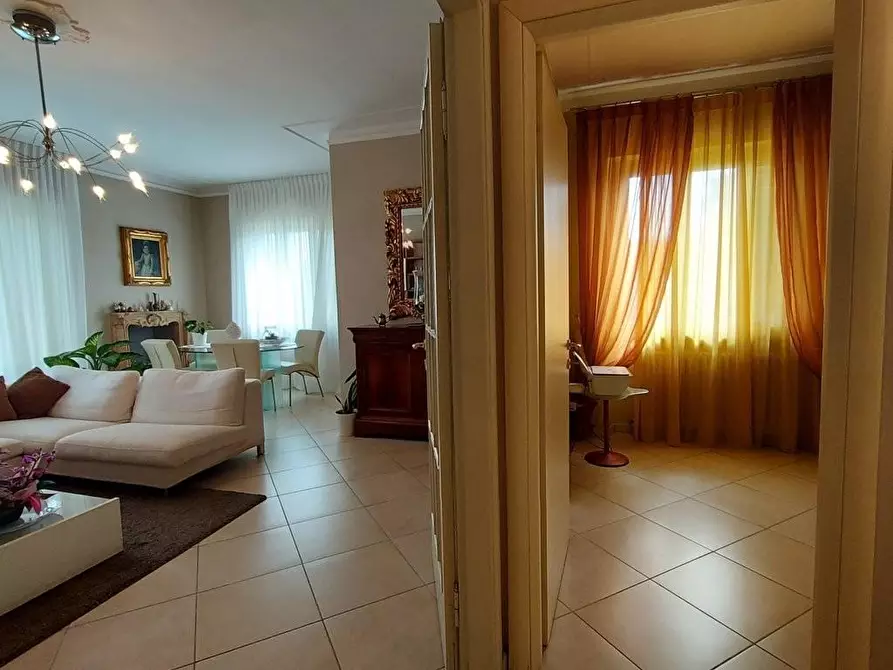 Immagine 9 di Villa in vendita  a Lucca