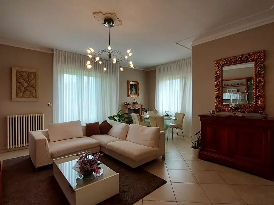 Immagine 5 di Villa in vendita  a Lucca