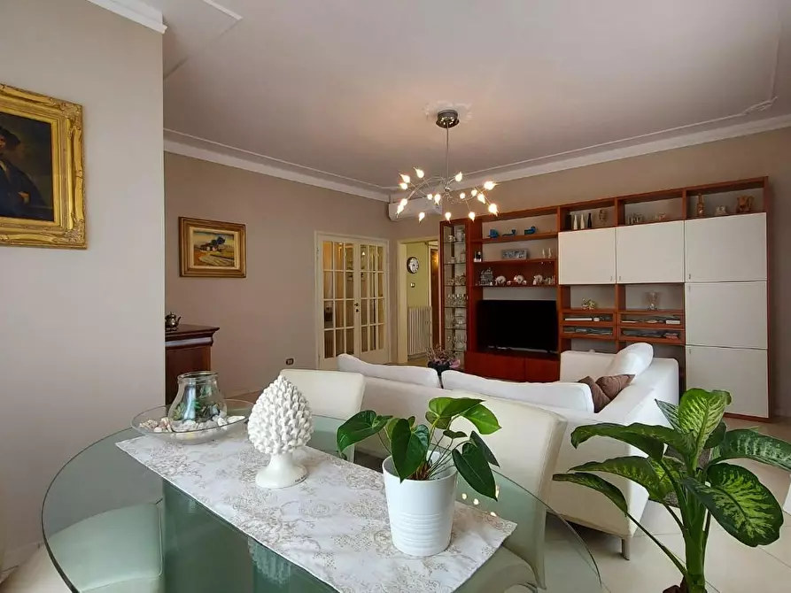 Immagine 8 di Villa in vendita  a Lucca