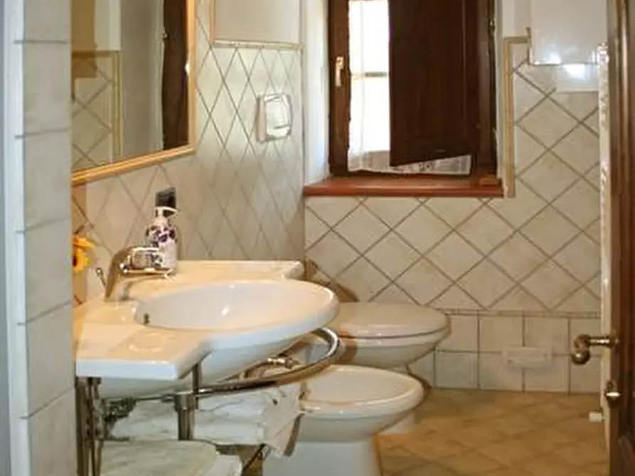 Immagine 9 di Casa colonica in vendita  a Semproniano