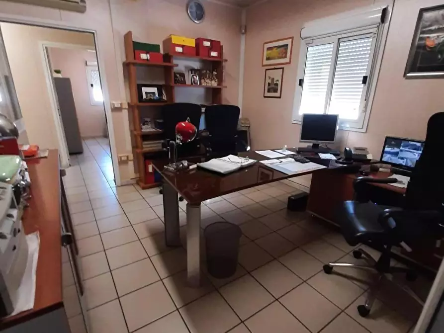 Immagine 3 di Attività artigianale in vendita  a Massa