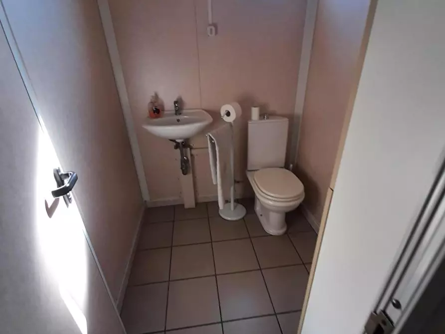 Immagine 2 di Attività artigianale in vendita  a Massa