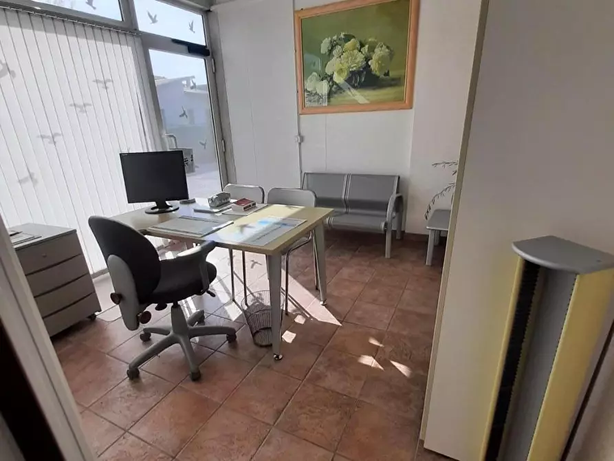 Immagine 4 di Attività artigianale in vendita  a Massa