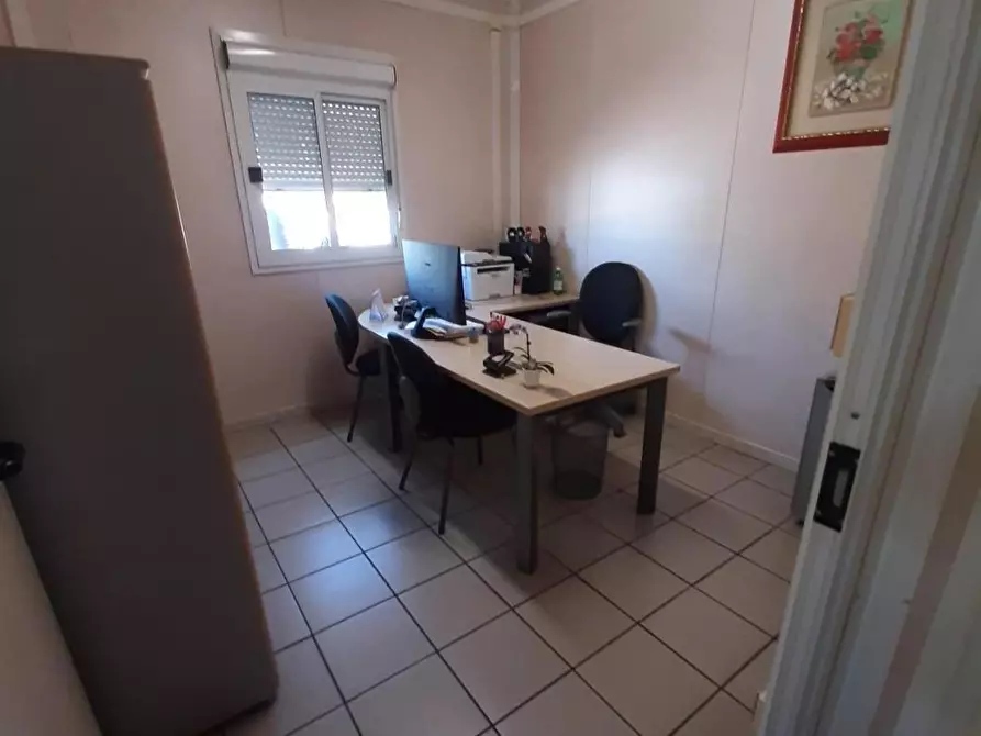 Immagine 6 di Attività artigianale in vendita  a Massa