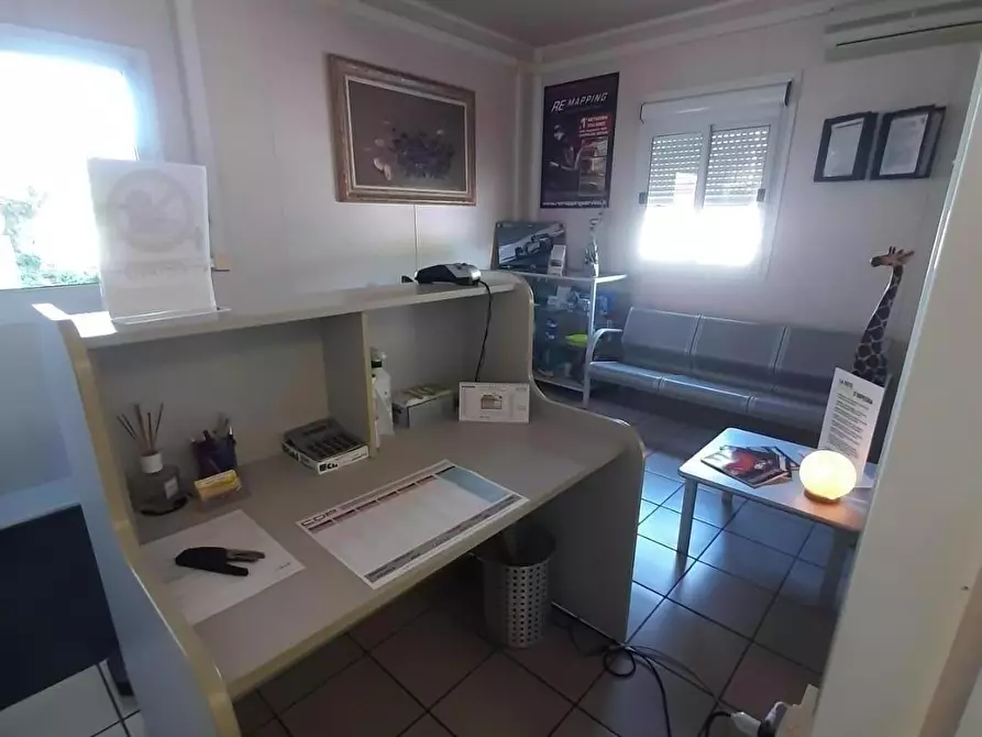 Immagine 7 di Attività artigianale in vendita  a Massa