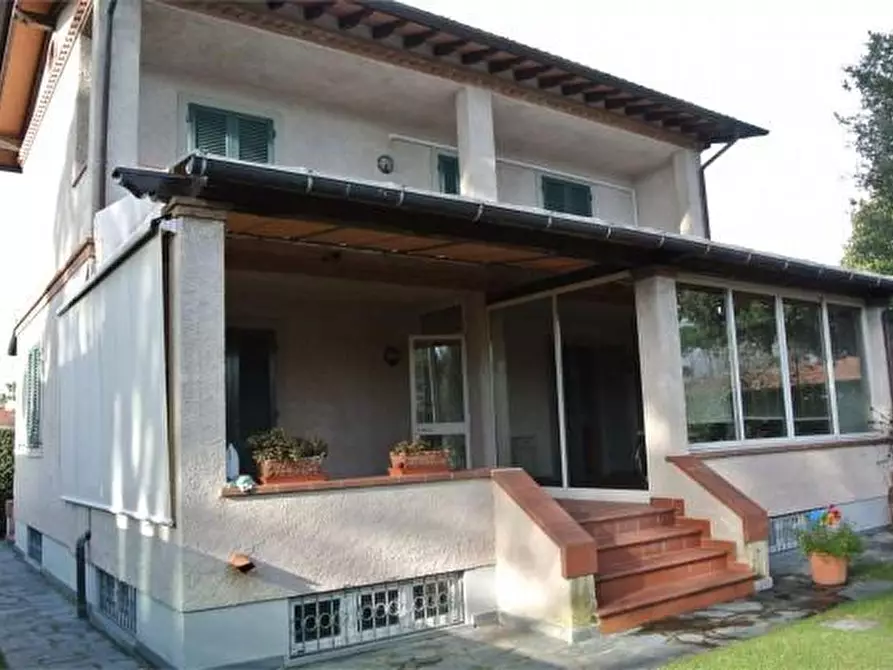 Immagine 1 di Villa in vendita  a Forte Dei Marmi