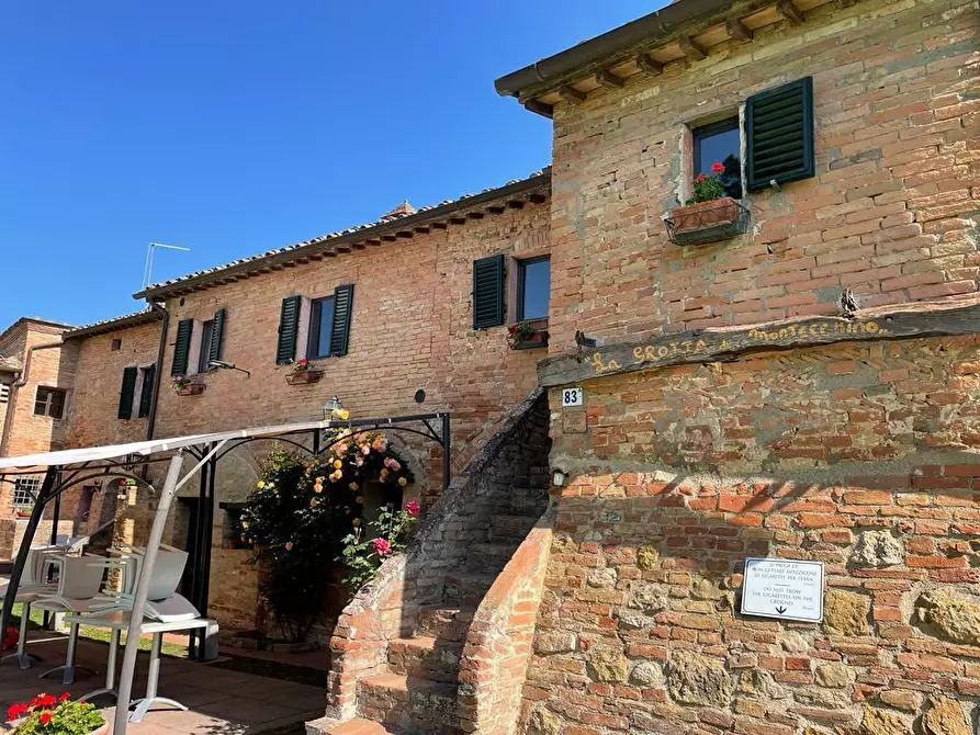 Immagine 2 di Casa colonica in vendita  a Siena