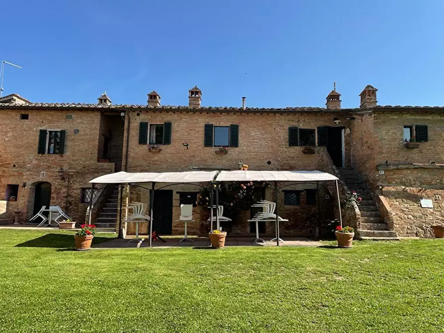 Immagine 1 di Casa colonica in vendita  a Siena