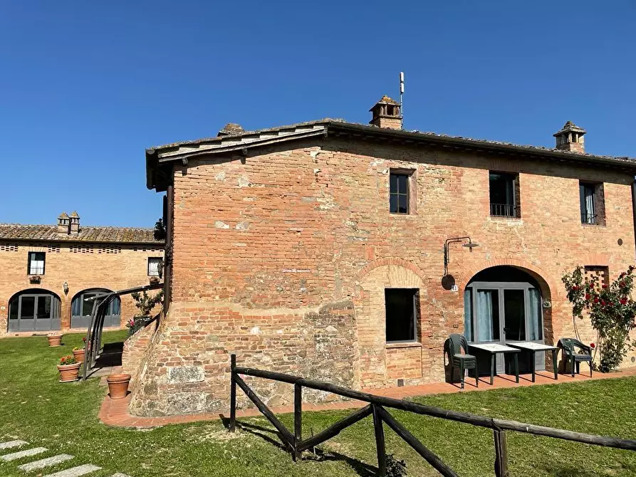 Immagine 4 di Casa colonica in vendita  a Siena
