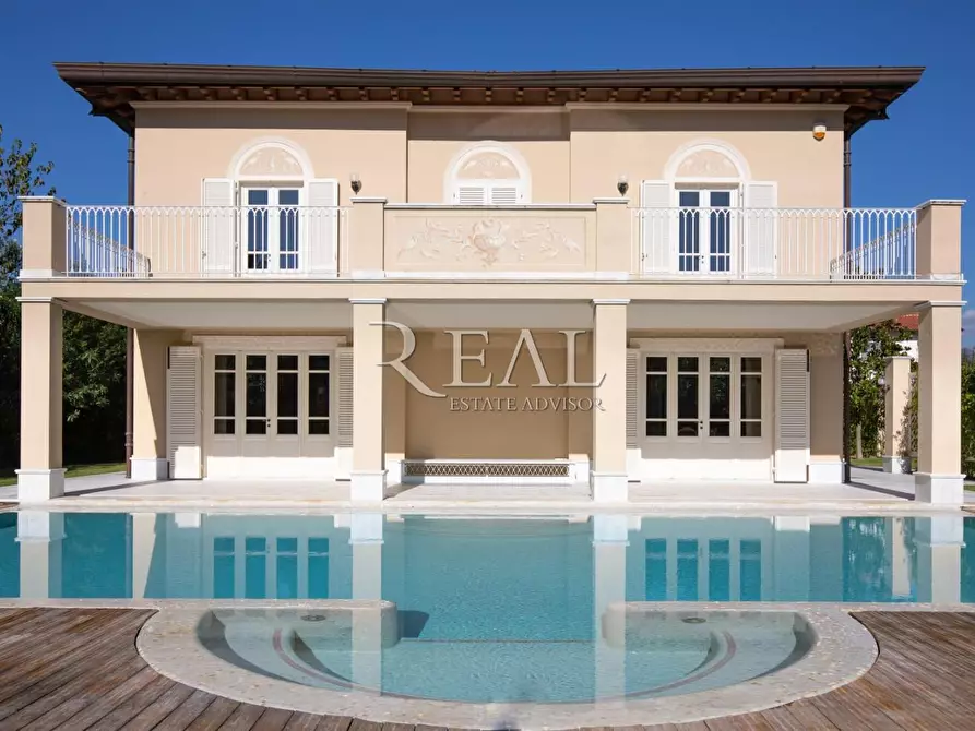 Immagine 1 di Villa in vendita  a Forte Dei Marmi