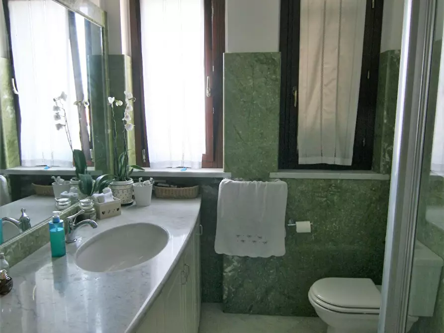 Immagine 7 di Appartamento in vendita  a Carrara