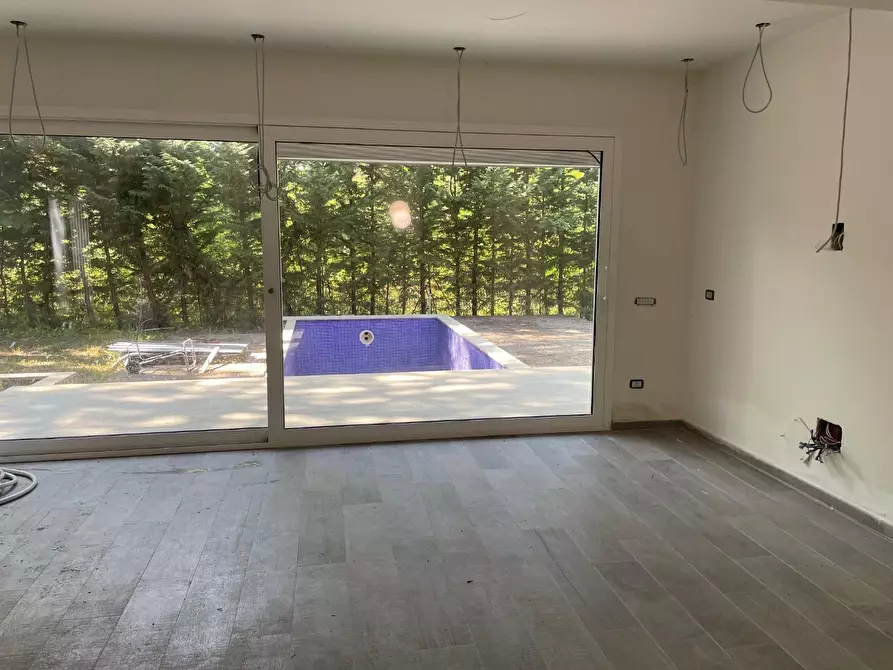 Immagine 13 di Villa in vendita  a Massa