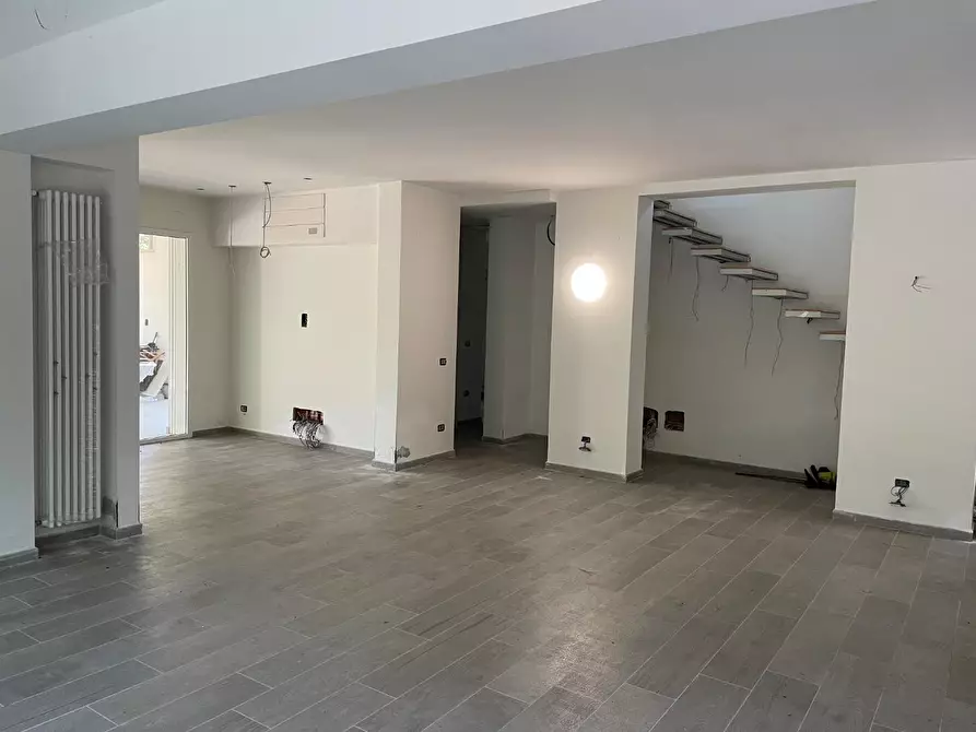 Immagine 11 di Villa in vendita  a Massa