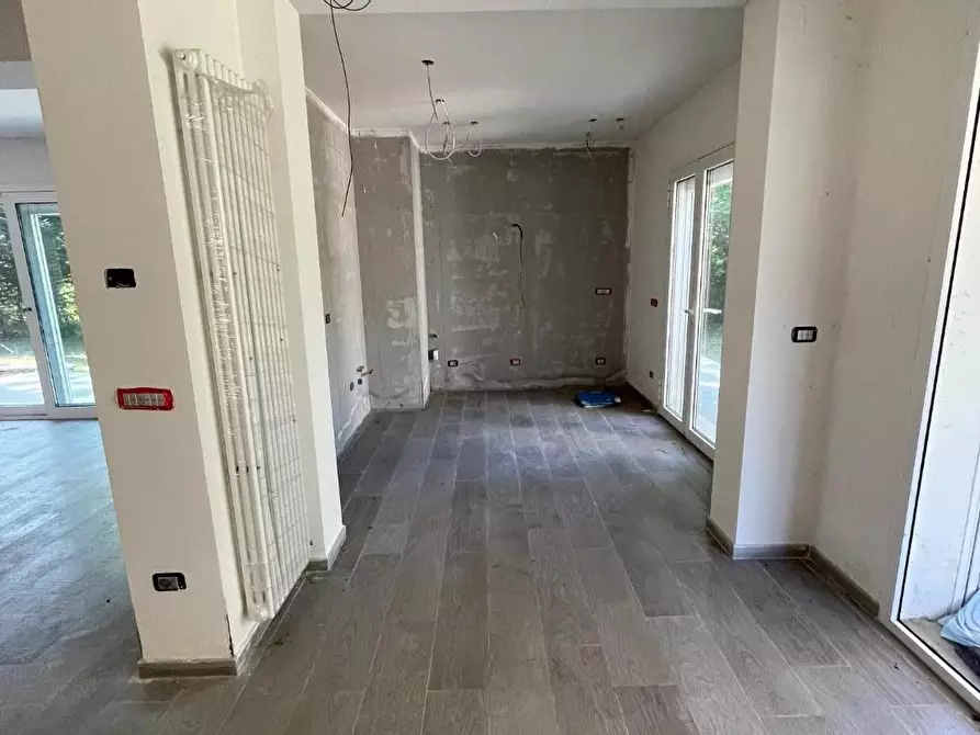 Immagine 10 di Villa in vendita  a Massa